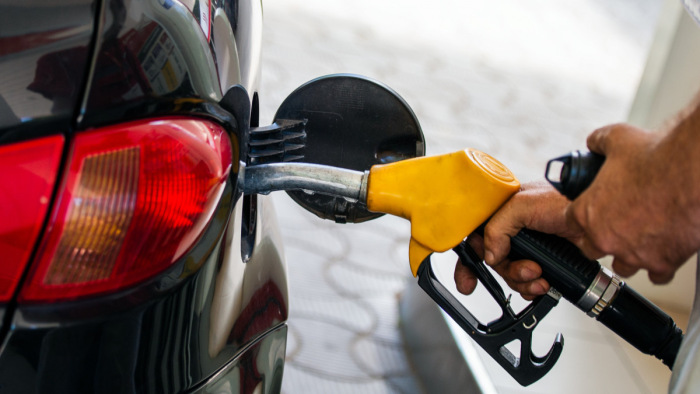 Péntektől drágábban jutnak benzinhez a kutak, mint az autósok