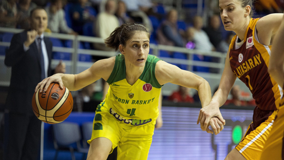 Fegyverneky Zsófia (b) és Ozge Kavurmacioglu, a török Galatasaray játékosa a női kosárlabda Euroliga első fordulójában, a Sopron Basket - Galatasaray mérkőzésen a soproni Novomatic Arénában 2017. október 11-én. A magyar csapat 72-55-re győzött.