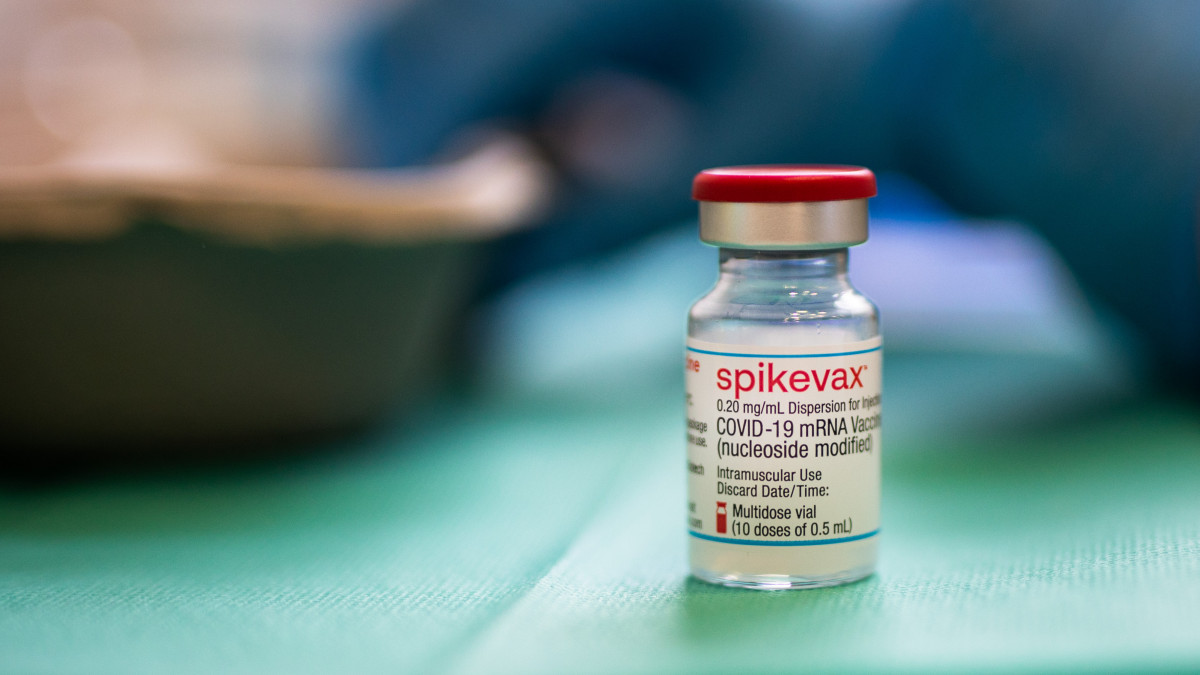 25 December 2021, Baden-Wuerttemberg, Lauffen am Neckar: A vial of Modernas Spikevax Corona vaccine stands on a table during a vaccination campaign in a community centre. A church service had previously drawn attention to the campaign. Photo: Christoph Schmidt/dpa (Photo by Christoph Schmidt/picture alliance via Getty Images)