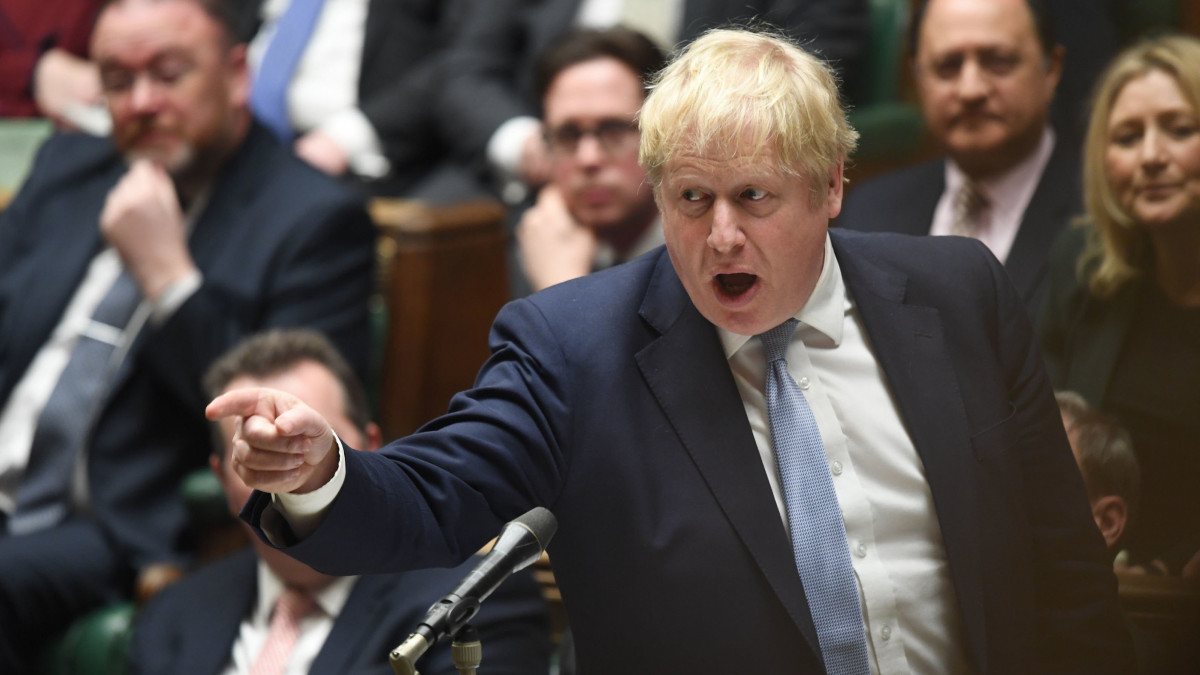 A brit parlament által közreadott képen Boris Johnson brit miniszterelnök felszólal a brit parlament alsóházában Londonban 2022. január 31-én. Johnson bocsánatot kért, amiért a koronavírus-járvány megfékezésére elrendelt korábbi zárlatok idején partikat és egyéb összejöveteleket rendeztek a londoni miniszterelnöki hivatalban.