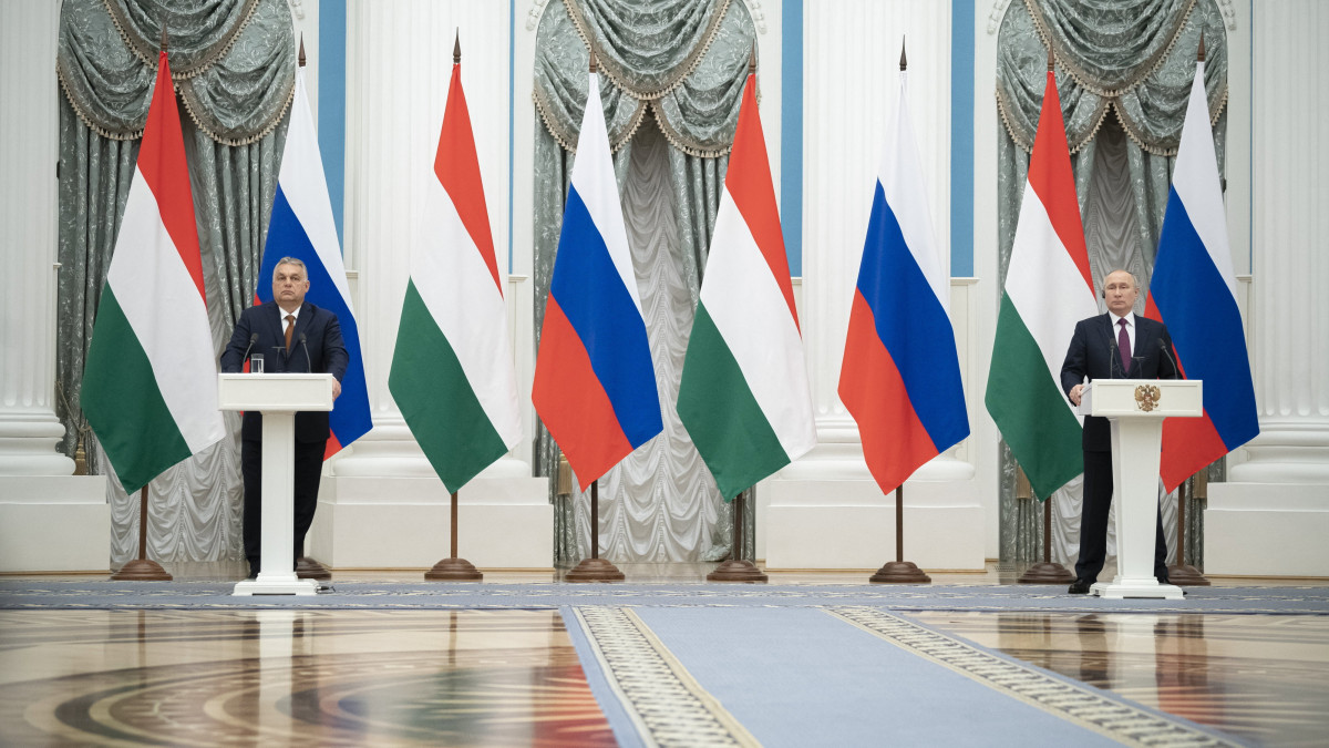 A Miniszterelnöki Sajtóiroda által közreadott képen Orbán Viktor kormányfő (b) és Vlagyimir Putyin orosz elnök sajtótájékoztatót tart tárgyalásuk után Moszkvában 2022. február 1-jén.