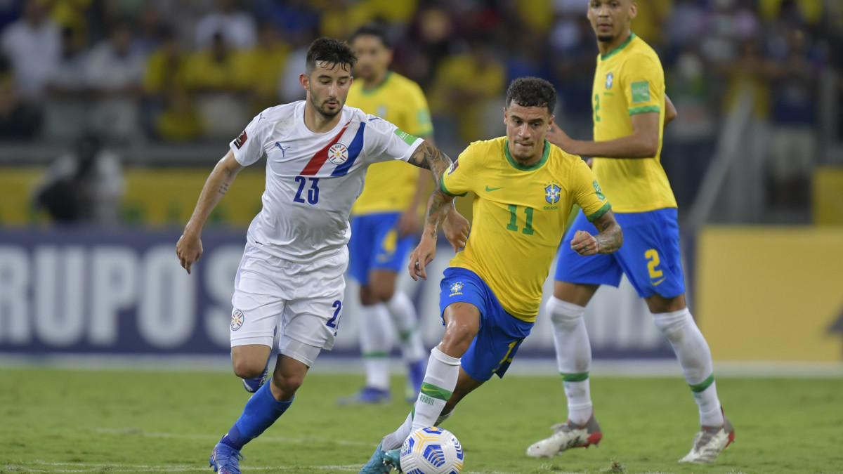 BELO HORIZONTE, BRAZIL - FEBRUARY 01: Coutinho of Brazil and Mathias Villasanti of Paraguay fight for the ball during a match between Brazil and Paraguay as part of FIFA World Cup Qatar 2022 Qualifiers at Mineirao Stadium on February 01, 2022 in Belo Horizonte, Brazil. (Photo by Pedro Vilela/Getty Images)