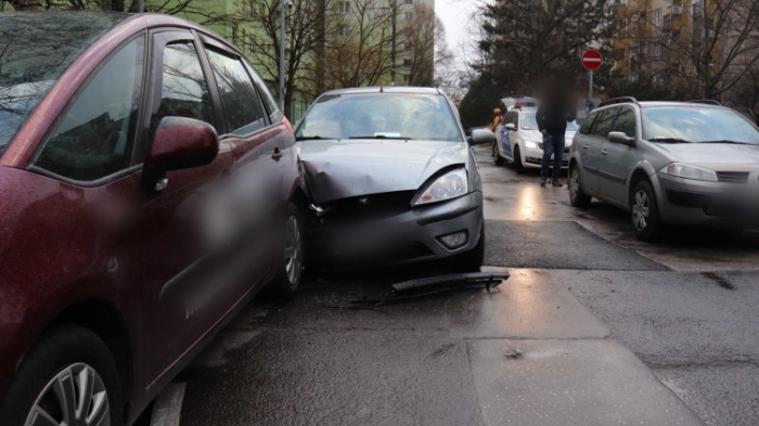 Ittas nők zúztak le parkoló autókat Óbudán egy „kölcsönvett” verdával – képek