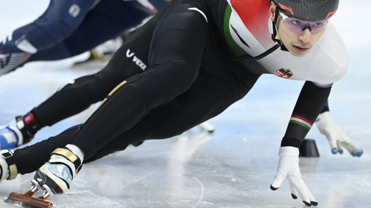 Liu Shaoang a férfi rövidpályás gyorskorcsolyázók 1000 méteres versenyének negyeddöntőjében a Fővárosi Fedett Stadionban a pekingi téli olimpián 2022. február 7-én.