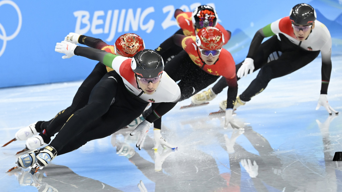 A későbbi harmadik helyezett Liu Shaoang (elöl) és Liu Shaolig Sándor (hátul) a férfi rövidpályás gyorskorcsolyázók 1000 méteres versenyének döntőjében a Fővárosi Fedett Stadionban a pekingi téli olimpián 2022. február 7-én.