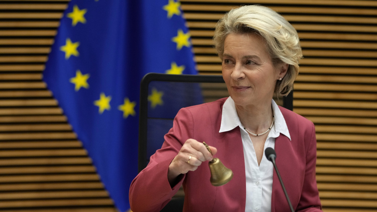 Ursula von der Leyen, az Európai Bizottság elnöke megrázza az uniós biztosok heti ülésének kezdetét jelző csengőt Brüsszelben 2022. február 8-án. A biztosi testület tagjai az európai chiptörvény kidolgozásához szükséges javaslatokról tanácskoznak az európai chipfejlesztés és chipgyártás szerepének növelése érdekében.