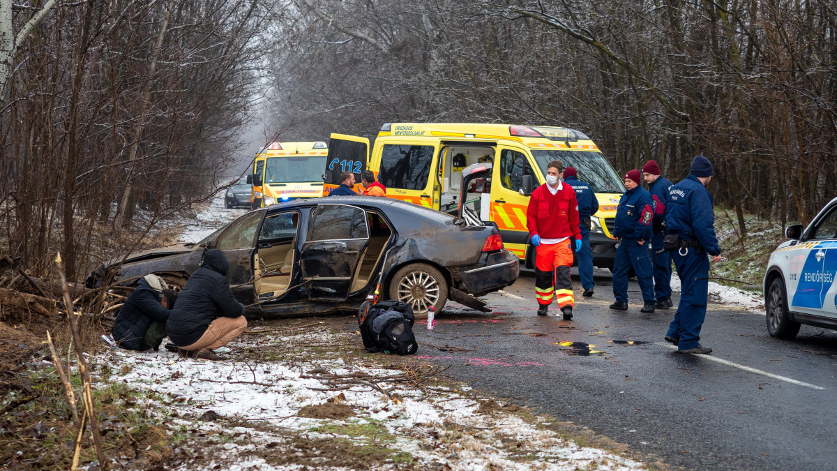 Rendőrök és mentők egy összeroncsolódott személyautónál Kiskunmajsa közelében, miután az autó, amelyet kilométereken át rendőrök követtek, nagy sebességgel lesodródott az útról és fának ütközött 2021. december 29-én. A balesetben öten megsérültek. A megyei hírportál, a baon.hu információi szerint a rendőrök üldözték a migránsokat szállító személyautót, amely végül Kígyós határában egy fának ütközött.