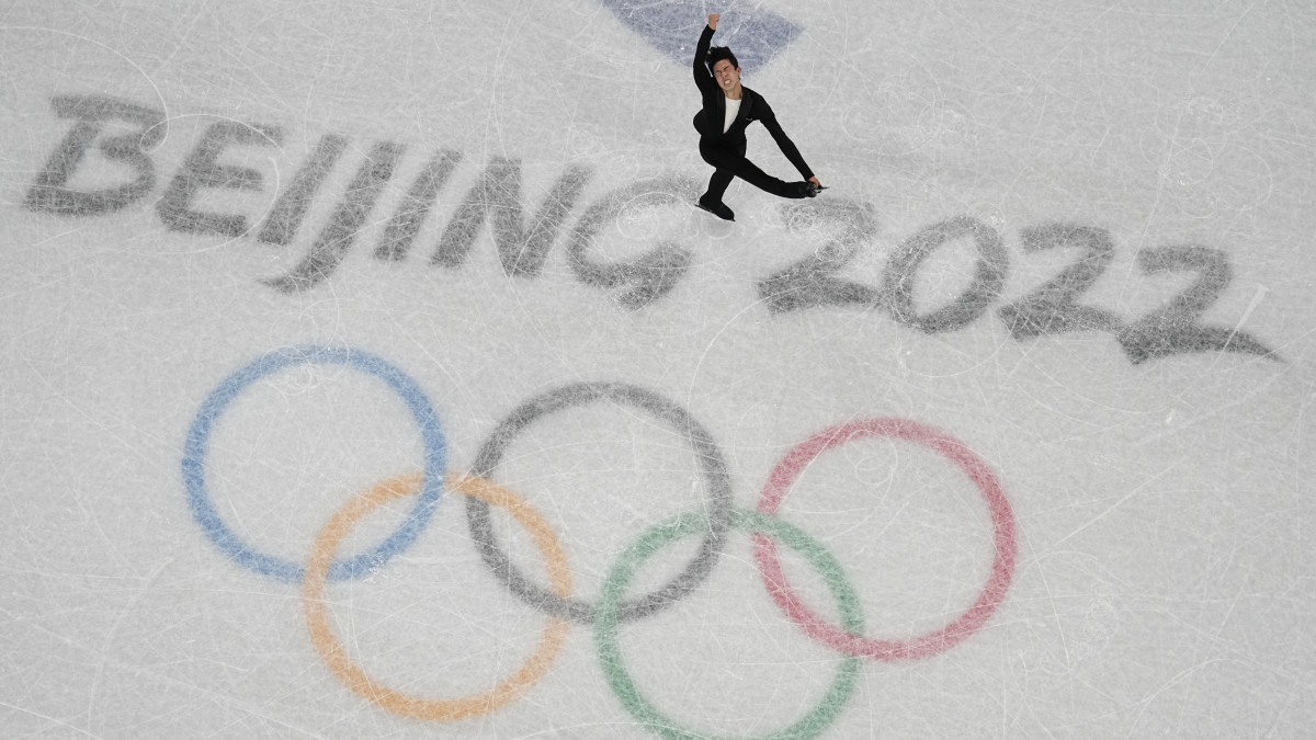 Az amerikai Nathan Chen bemutatja rövidprogramját a férfi műkorcsolyázók versenyében a 2022-es pekingi téli olimpián, a Fővárosi Fedett Stadionban 2022. február 8-án. A háromszoros világbajnok amerikai versenyző minden idők legjobb eredményét elérve áll az élen a rövidprogram után.