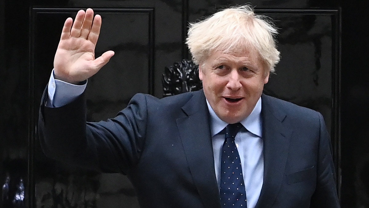Boris Johnson brit miniszterelnök Janez Jansa szlovén kormányfő érkezésére vár a londoni kormányfői rezidencia, a Downing Street 10. előtt 2021. szeptember 30-án.