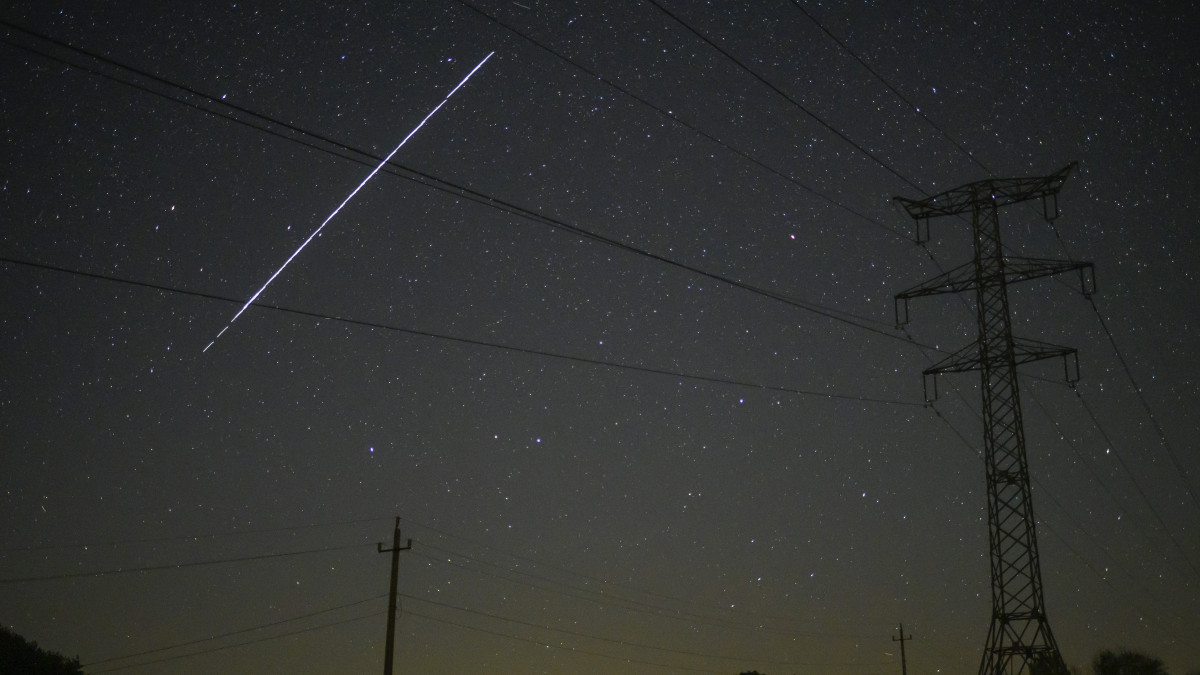 A SpaceX amerikai űrkutatási vállalat Starlink műholdjai látszanak az égen Salgótarján Zagyvaróna településrészéről fotózva 2021. május 12-én hajnalban. A vállalkozás május 9-én 60 műholdat bocsátott pályára, melyek mozgása a hosszú expozíciós idővel készült felvételen fényes csíkként látható. A Starlink program a SpaceX világméretű, a globális internetszolgáltatást célzó műholdas projektje.
