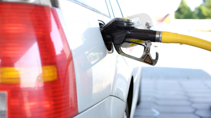 Pánik tört ki a benzin árának emelése miatt, a Mol-t okolja egy miniszter Romániában
