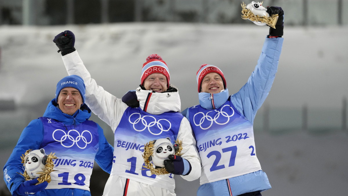 Az ezüstérmes francia Quentin Fillon Maillet (b), az aranyérmes norvég Johannes Thingnes Bö (k) és a bronzérmes honfitársa, Tarjei Bö a férfi sílövők 10 kilométeres sprintversenyének eredményhirdetésén a 2022-es pekingi téli olimpián a csangcsiakoui zónában lévő Nemzeti Sílövő Központban 2022. február 12-én.