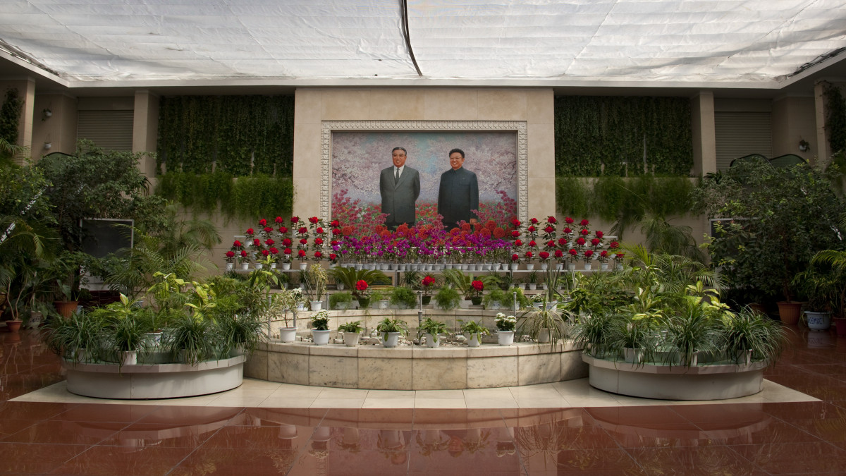 PYONGYANG, NORTH KOREA - APRIL 25: The Dear Leaders fresco in Kimilsungia and Kimjongilia exhibition, Pyongan Province, Pyongyang, North Korea on April 25, 2010 in Pyongyang, North Korea. (Photo by Eric Lafforgue/Art In All Of Us/Corbis via Getty Images)