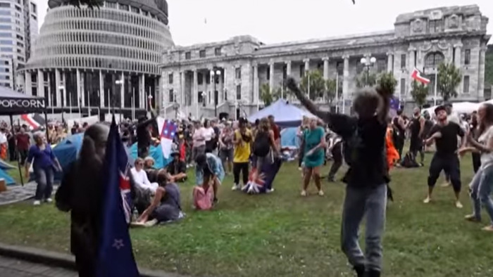 Mégsem vetik be a Macarena című slágert az oltásellenesekkel szemben - videó