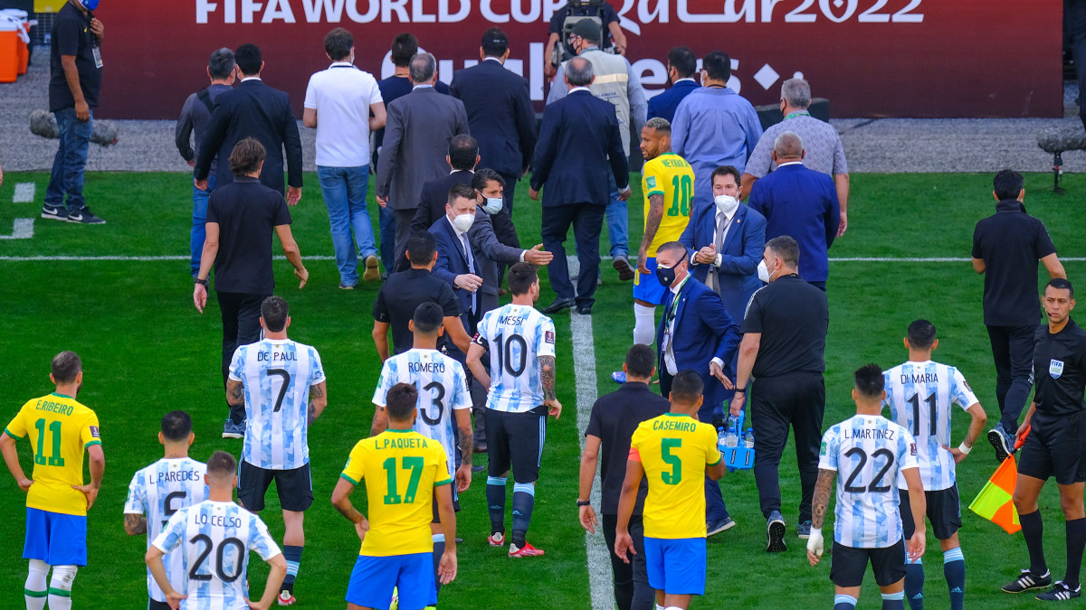 SAO PAULO, BRAZIL - SEPTEMBER 05: Players leave the area after the World Cup Qualifier game between Brazil and Argentina at Arena Corinthians on September 05, 2021 in Sao Paulo, Brazil. The World Cup Qualifier game between Brazil and Argentina has been suspended due to health reasons on Sunday. Brazilian Health Authorities storm field to deport 4 Premier League players accused of not complying with coronavirus rules. (Photo by Marcello Zambrana/Anadolu Agency via Getty Images)