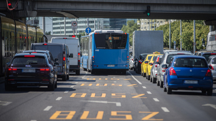 Nagy buszsávellenőrzést tartottak a rendőrök Budapesten, de körözött bűnözőt is fogtak – videó