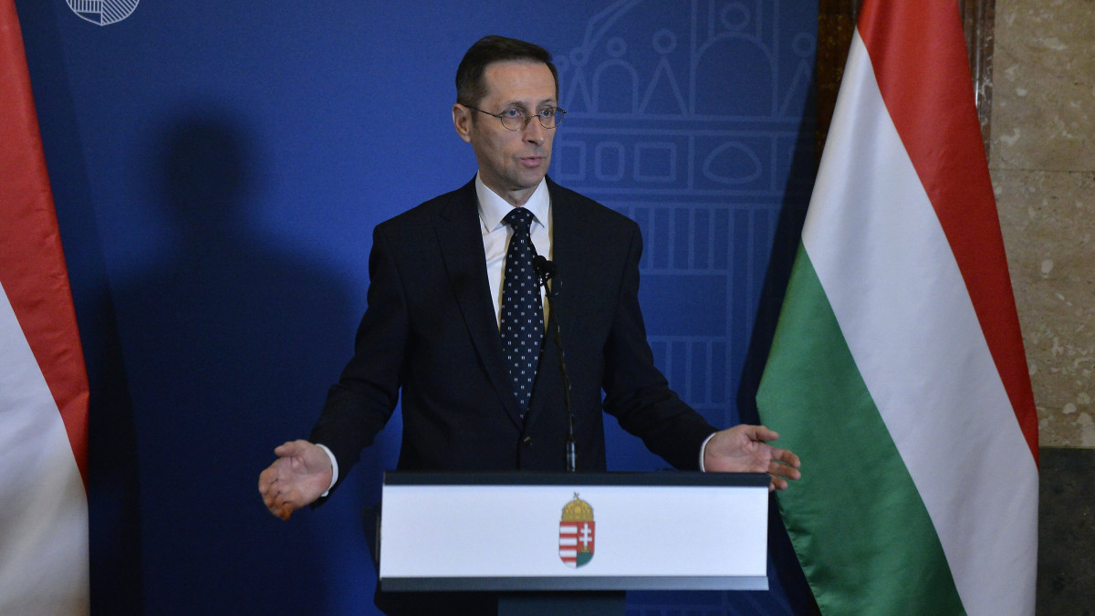 Varga Mihály pénzügyminiszter sajtótájékoztatót tart a legfrissebb GDP-adatokról a minisztériumban 2022. február 15-én. A miniszter közlése szerint tavaly a magyar gazdaság 7,1 százalékkal nőtt, ezzel a magyar gazdaságtörténet legnagyobb éves növekedése lett a 2021-es.