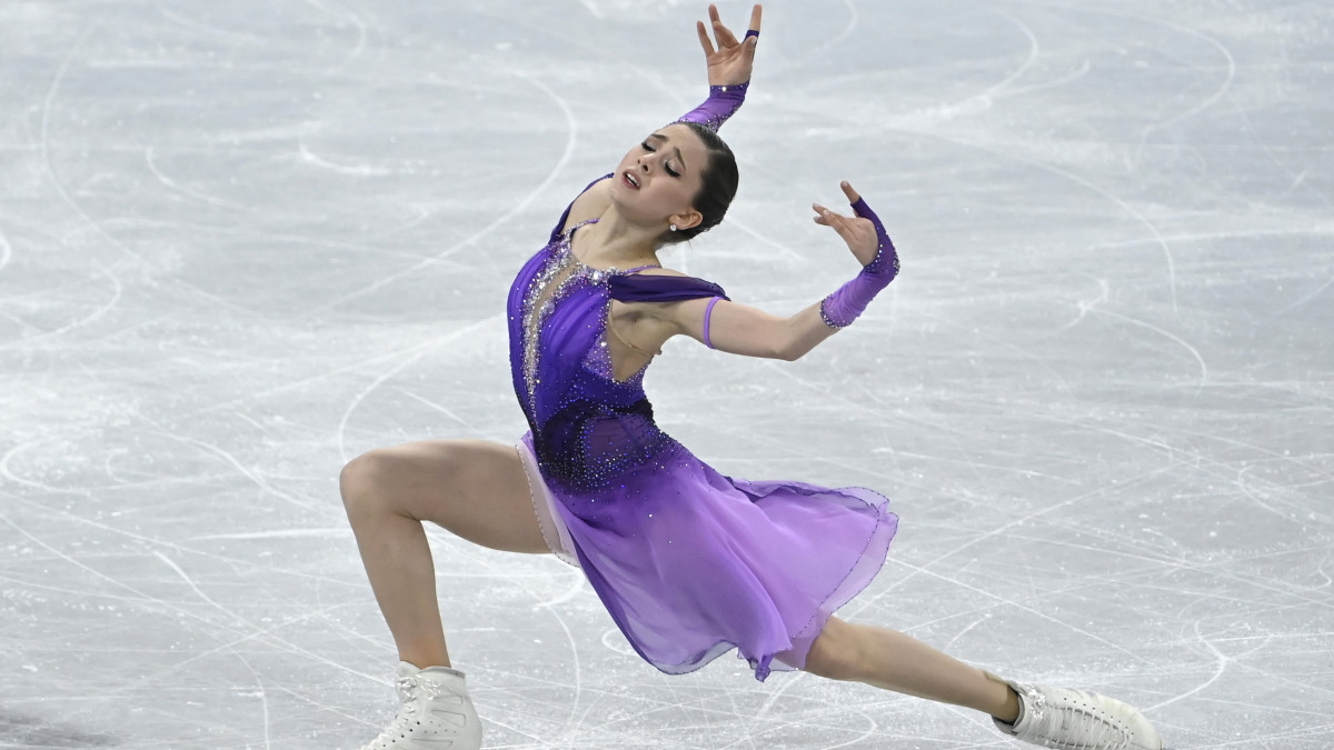 Az orosz Kamila Valijeva a rövidprogramját mutatja be a női műkorcsolyázók versenyében a Fővárosi Fedett Stadionban a pekingi téli olimpián 2022. február 15-én.