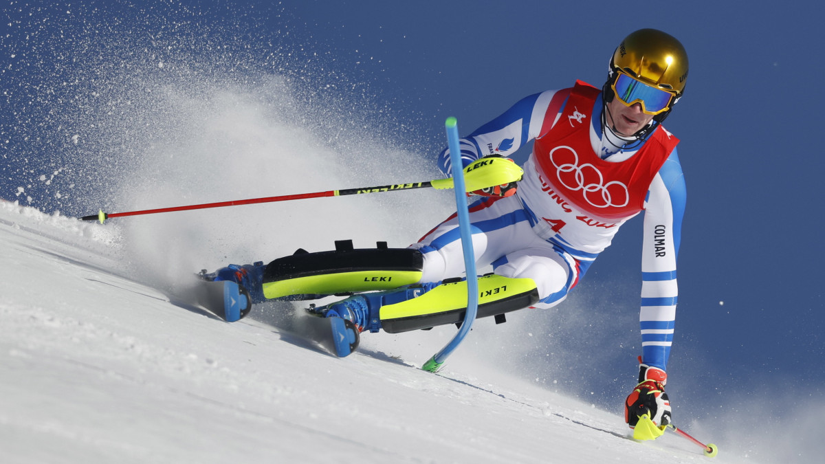 A francia Clément Noël az alpesi sízők férfi műlesiklásának második fordulójában a pekingi téli olimpián, a jencsingi zónában lévő Nemzeti Alpesisí Központban 2022. február 16-án.