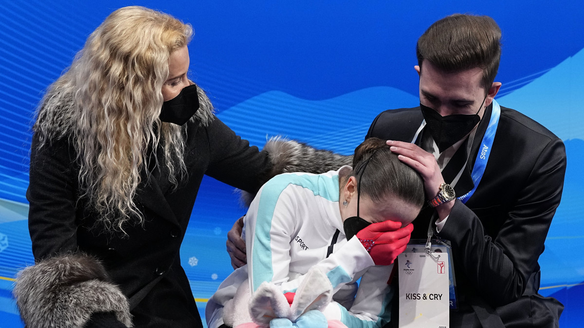Az orosz Kamila Valijeva (k) sír, miután bemutatta kűrjét a női műkorcsolyázók versenyében a 2022-es pekingi téli olimpián, a Fővárosi Fedett Stadionban 2022. február 17-én.