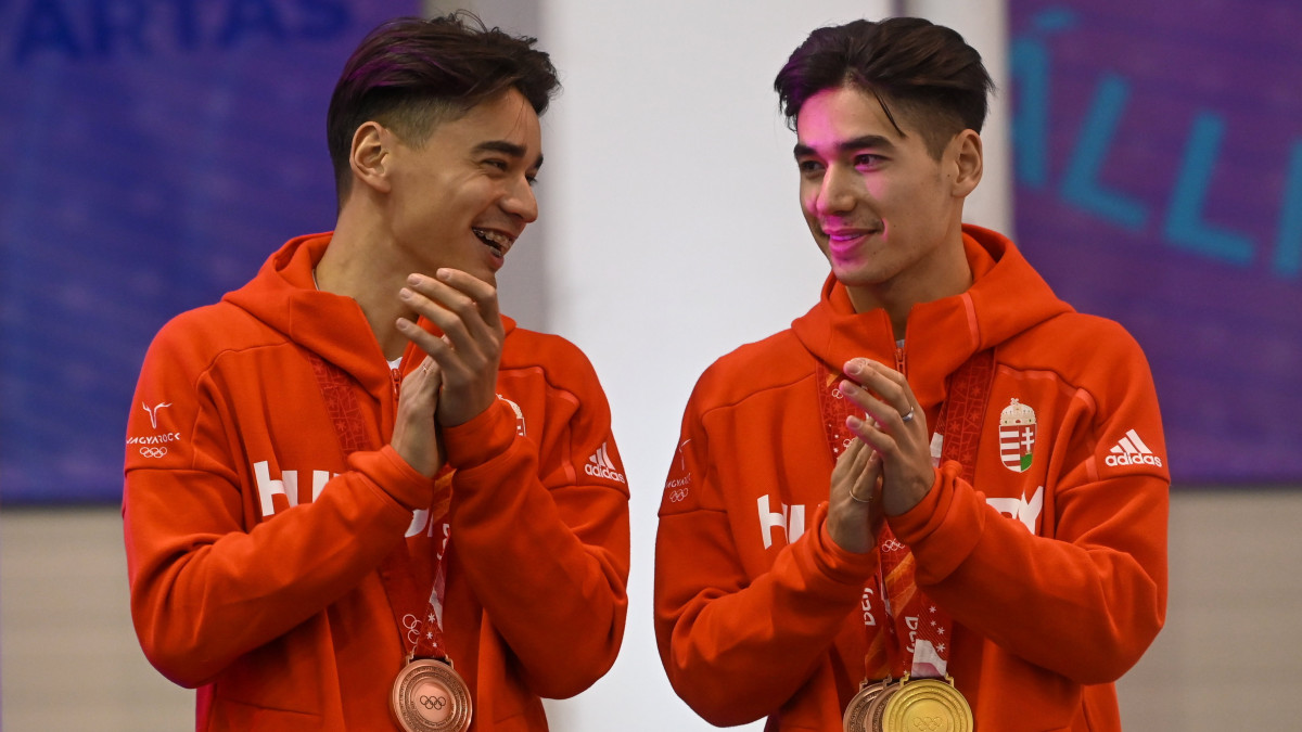Liu Shaolin Sándor (b) és Liu Shaoang, a magyar rövidpályás gyorskorcsolya-válogatott tagjai a budapesti Gyakorló Jégcsarnokban, miután hazaérkeztek a pekingi téli olimpiáról 2022. február 18-án.