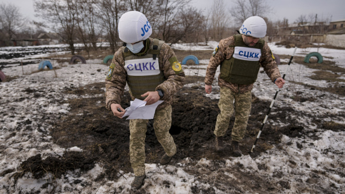 Az ukrán katonák arra készülnek, bármelyik pillanatban támadás érheti őket