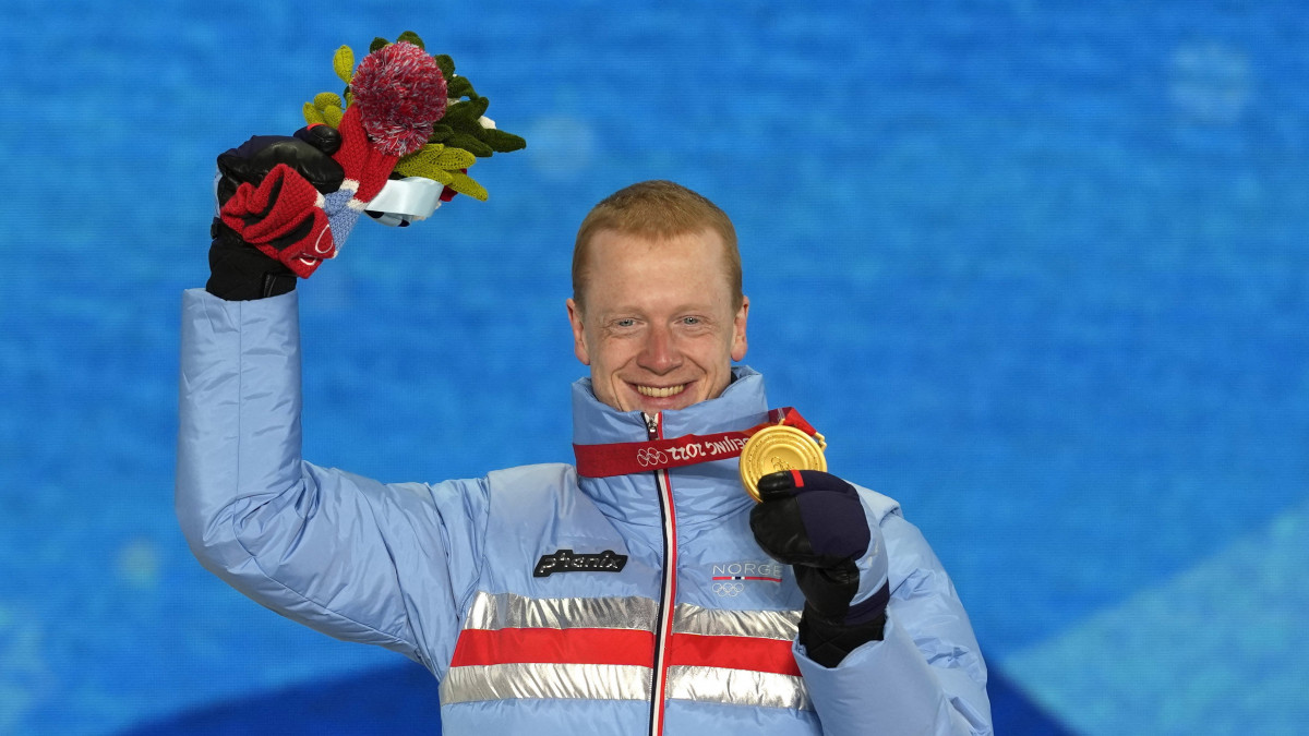 Az aranyérmes norvég Johannes Thingnes Bö a férfi sílövők 10 kilométeres sprintversenyének díjátadóján a 2022-es pekingi téli olimpián 2022. február 14-én.
