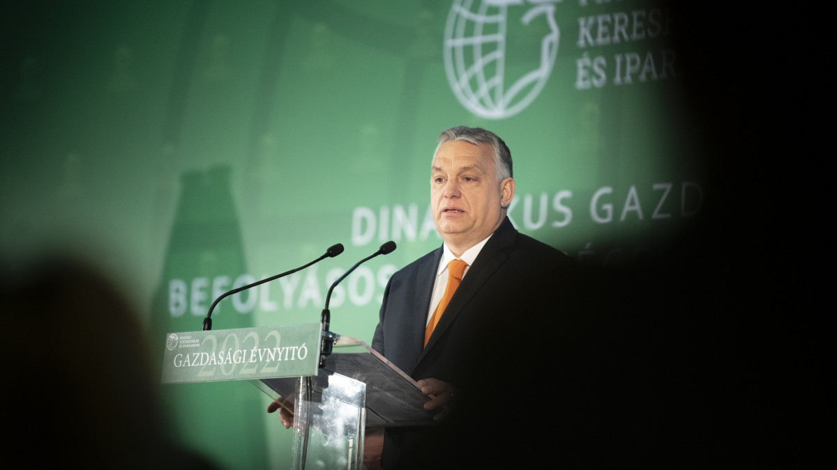 A Miniszterelnöki Sajtóiroda által közreadott képen Orbán Viktor miniszterelnök beszédet mond a Magyar Kereskedelmi és Iparkamara (MKIK) gazdasági évnyitóján a budapesti New York Palotában 2022. február 19-én.