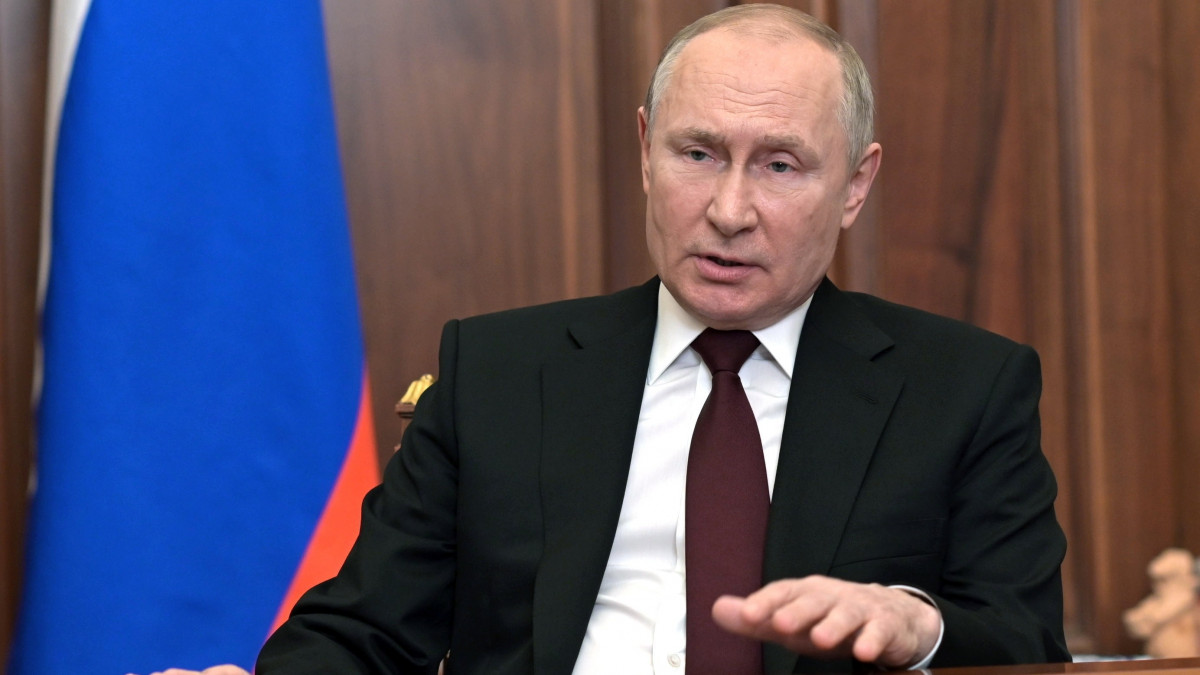 Vlagyimir Putyin orosz elnök videóüzenetet intéz a nemzethez, miután aláírta a két önhatalmúlag kikiáltott délkelet-ukrajnai szakadár terület - a Luhanszki Népköztársaság és a Donyecki Népköztársaság - függetlenségének elismeréséről szóló dokumentumot a moszkvai Kremlben 2022. február 21-én.