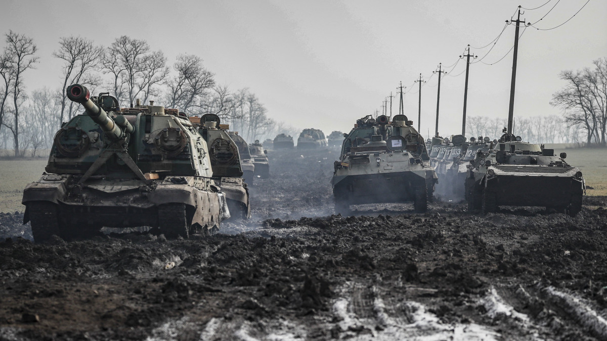 Orosz páncélozott harci járművek a rosztovi régióban 2022. február 22-én, egy nappal azután, hogy Vlagyimir Putyin orosz elnök bejelentette a Donyec-medencei szakadár népköztársaságok Ukrajnától való függetlenségének elismerését.