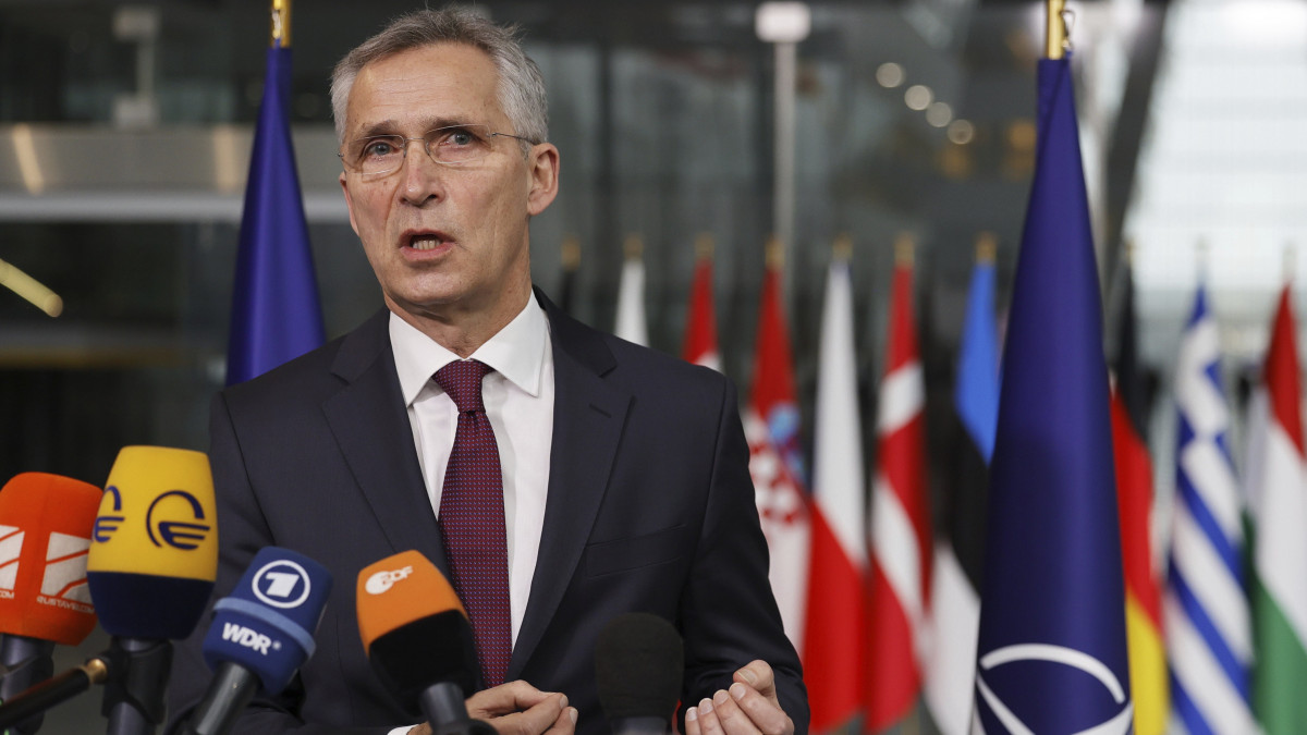 Jens Stoltenberg NATO-főtitkár a sajtó képviselőinek nyilatkozik a NATO-tagországok védelmi minisztereinek kétnapos tanácskozása előtt Brüsszelben 2022. február 16-án.