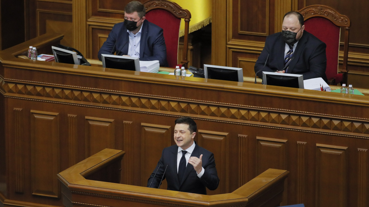 Volodimir Zelenszkij ukrán elnök az ország helyzetéről mondja el évértékelő beszédét a kijevi parlamentben 2021. december elsején.