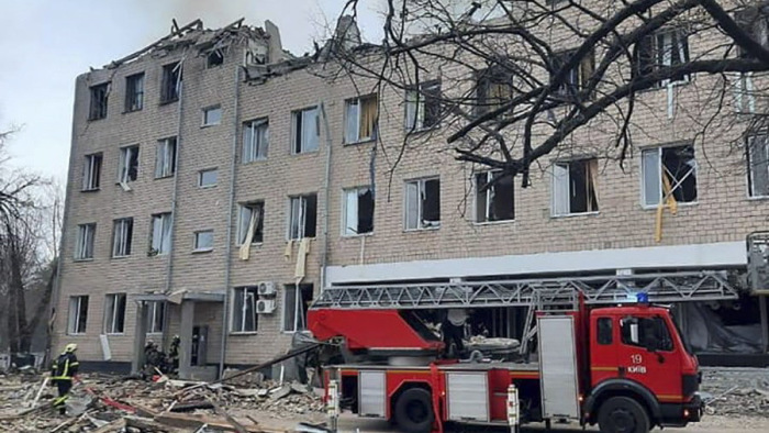 Videók az orosz támadásról: lángoló repülőtér, száguldó tankok, menekülő emberek