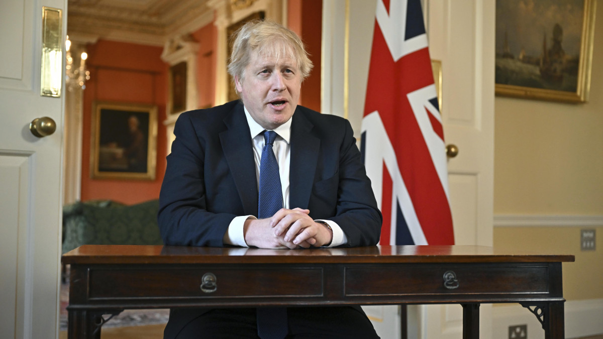 Boris Johnson brit miniszterelnök sajtóértekezletet tart Londonban 2022. február 24-én. Vlagyimir Putyin orosz elnök február 24-én hajnalban katonai művelet végrehajtását rendelte el a Donyec-medencében, leszögezve, hogy Oroszország tervei között nem szerepel Ukrajna megszállása, ugyanakkor törekedni fog az ország demilitarizálására. Az orosz erők mindazonáltal Ukrajna más térségeiben is támadtak katonai célpontokat, és támadást indítottak az oroszbarát szakadárok is az általuk ellenőrzött kelet-ukrajnai területeken. Az ukrán vezetés hadiállapotot vezetett be. A nyugati világ elítélte az orosz hadműveletet, és súlyos szankciókat helyezett kilátásba Moszkva ellen.