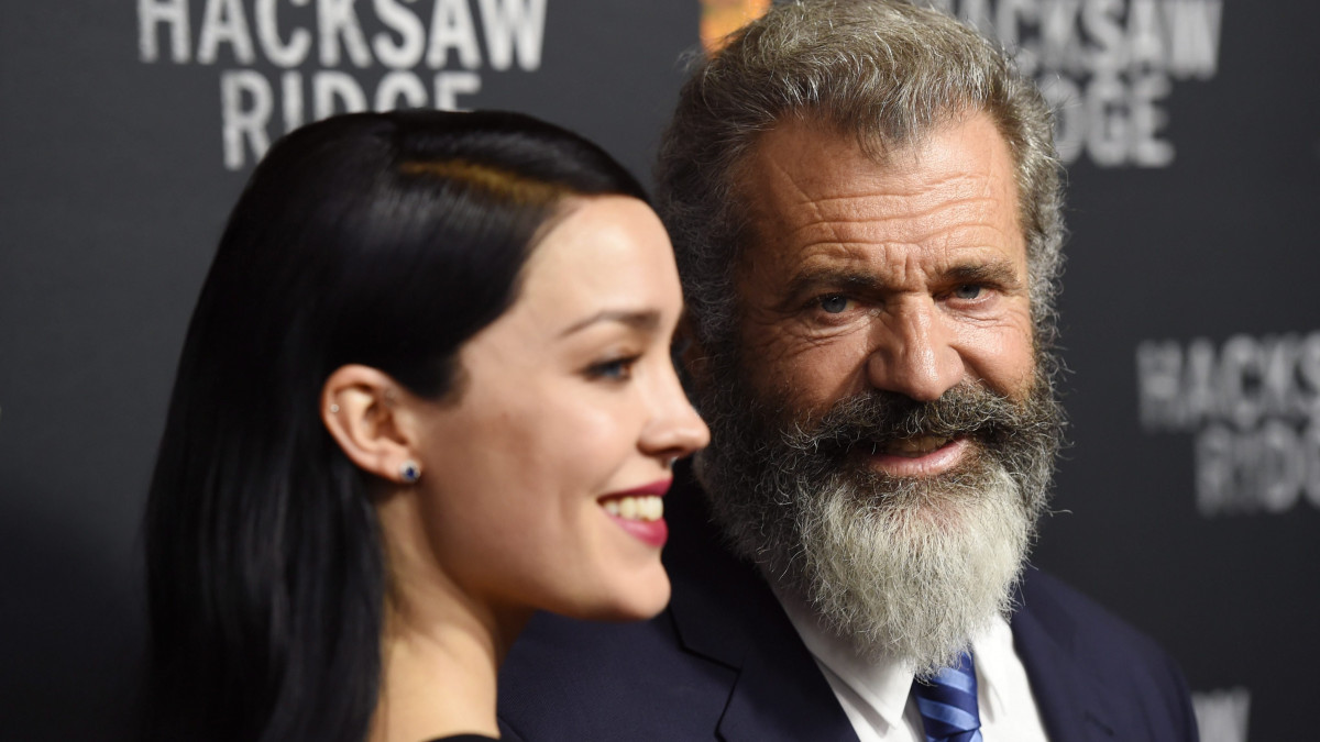 Sydney, 2016. október 17.Mel Gibson amerikai színész-rendező fotózáson vesz részt partnerével, Rosalind Ross-szal a Hacksaw Ridge című filmjének ausztráliai premierjén 2016. október 16-án. (MTI/EPA/AAP/Paul Miller)