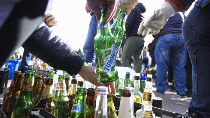 Egy lvivi sörfőzde Molotov-koktélok készítésére gyűjt