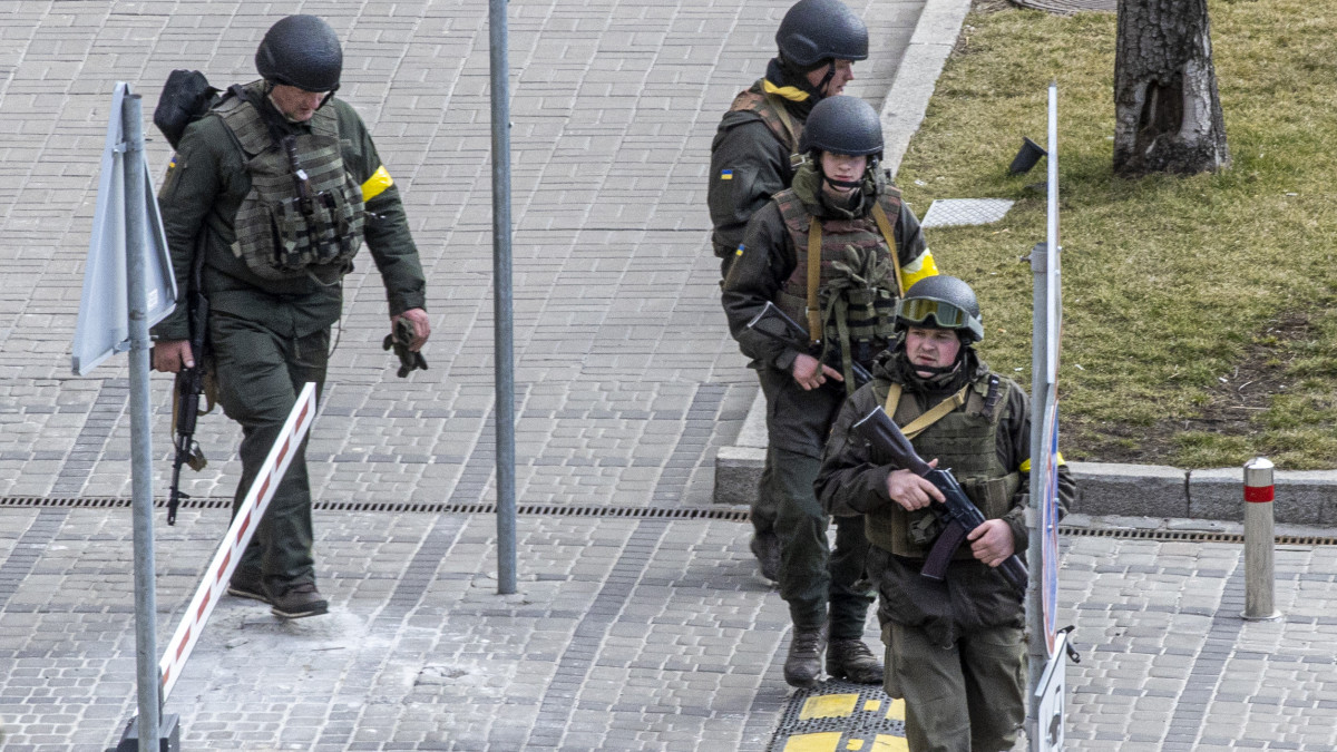 KYIV, UKRAINE - FEBRUARY 27: Ukrainian servicemen patrol during a curfew as Russian forces continue to advance on the third day in Kyiv, Ukraine on February 27, 2022. (Photo by Aytac Unal/Anadolu Agency via Getty Images)