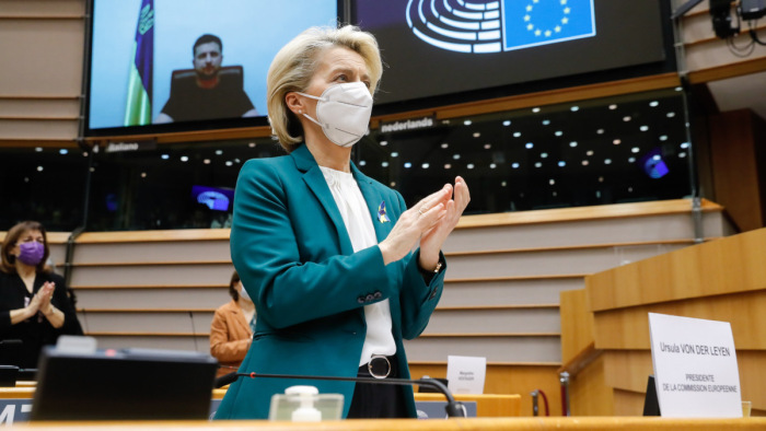 Álló vastaps fogadta Volodimir Zelenszkijt az Európai Parlamentben – videó