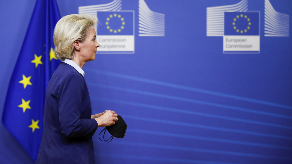 Ursula von der Leyen, az Európai Bizottság elnöke sajtótájékoztatóra érkezik az EU-tagországok külügyminisztereinek az ukrán válságról folytatott tanácskozása után Brüsszelben 2022. február 22-én. Von der Leyen bejelentette, hogy az EU tagországai megállapodtak az Oroszország elleni új szankciókról, amelynek értelmében megtiltják a kereskedelmet a két szakadár régió, Donyeck, Luhanszk, valamint az EU között, és korlátozzák Oroszország hozzáférését az EU tőke- és pénzügyi piacaihoz és szolgáltatásaihoz.