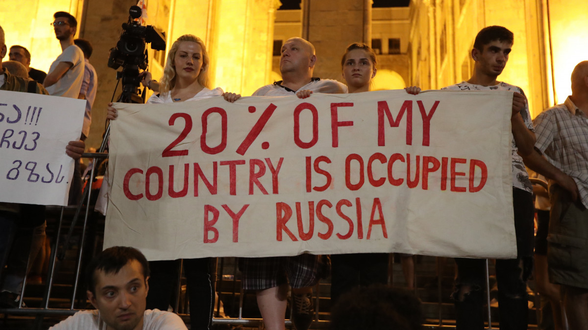 A hazám húsz százaléka Oroszország irányítása alatt áll jelentésű transzparenst tartanak tiltakozók a belügyminiszter, Giorgi Gakharia lemondását követelő tüntetésen a georgiai parlamentnél Tbilisziben 2019. június 23-án. Negyedik napja ezrek vonultak az utcákra, hogy a kormányzó Georgiai Álom pártot alapító Bidzina Ivanisvili oroszbarát georgiai oligarcha befolyása ellen tiltakozzanak.