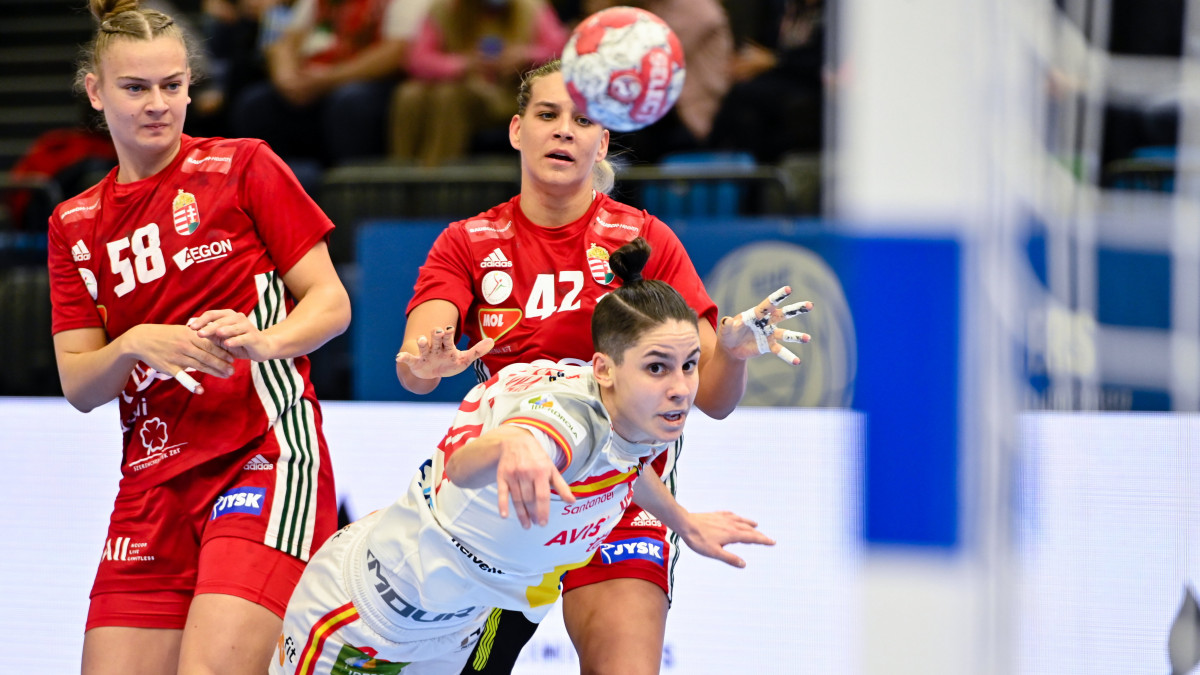 Bordás Réka (b) és Klujber Katrin Gitta (k), valamint a spanyol Alicia Fernandez Fraga (j) a női kézilabda EB-selejtező 3. csoportkörében játszott Magyarország  Spanyolország  mérkőzésen a Tatabányai Multifunkciós Csarnokban 2022. március 2-án.