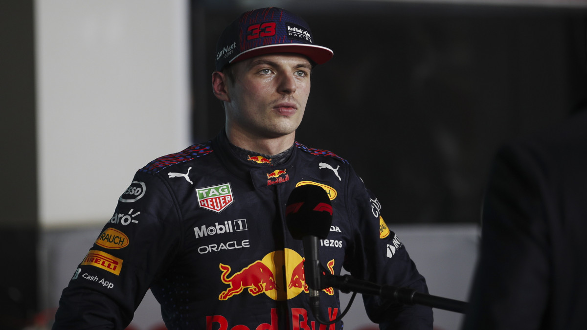 Max Verstappen, a Red Bull holland versenyzője újságírók kérdéseire válaszol, miután második helyezett lett a Forma-1-es autós gyorsasági világbajnokság Katari Nagydíjának időmérő edzésén a Dohától északra fekvő Lusail versenypályán 2021. november 20-án. A futamot november 21-én rendezik.