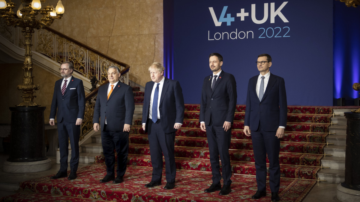 A Miniszterelnöki Sajtóiroda által közzétett képen Petr Fiala cseh, Orbán Viktor magyar, Boris Johnson brit, Eduard Heger szlovák és Mateusz Morawiecki lengyel miniszterelnök (b-j) a V4-ek és az Egyesült Királyság csúcstalálkozóján a londoni Lancaster House-ban 2022. március 8-án. A csúcstalálkozó fő témája az ukrajnai háború.