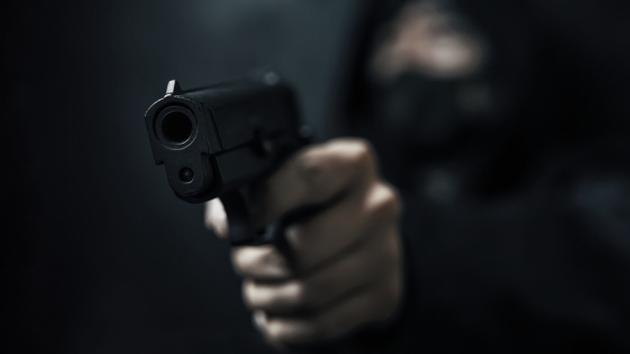 Két méterről lőtt arcon gumilövedékes pisztollyal egy embert egy ácsi szórakozóhelyen