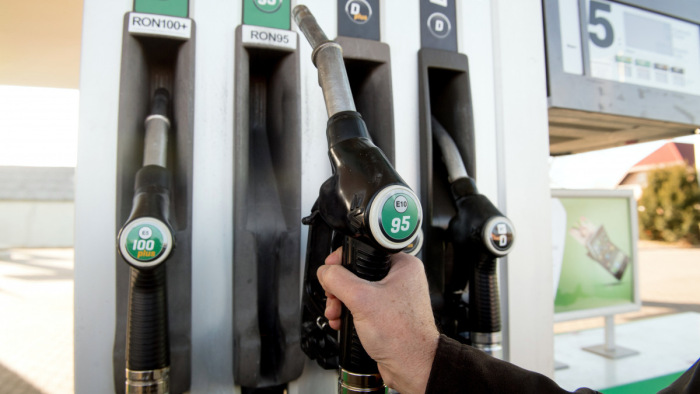 A benzinesek ugyan fellélegezhetnek, de a dízelesekre brutális áremelés vár