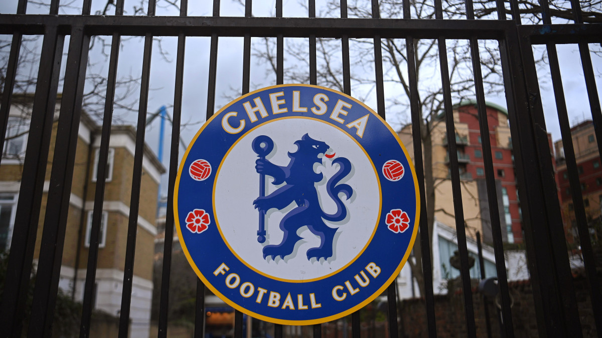 A Chelsea labdarúgóklub címere a londoni Stamford Bridge stadion egyik kapuján 2022. február 28-án. A Chelsea tulajdonosa, az orosz Roman Abramovics  2022. február 26-án a klub jótékonysági alapítványának kezébe adta a labdarúgó Bajnokok Ligájában címvédő Chelsea irányítását. Vlagyimir Putyin orosz elnök február 24-én rendelte el katonai művelet végrehajtását Ukrajnában.