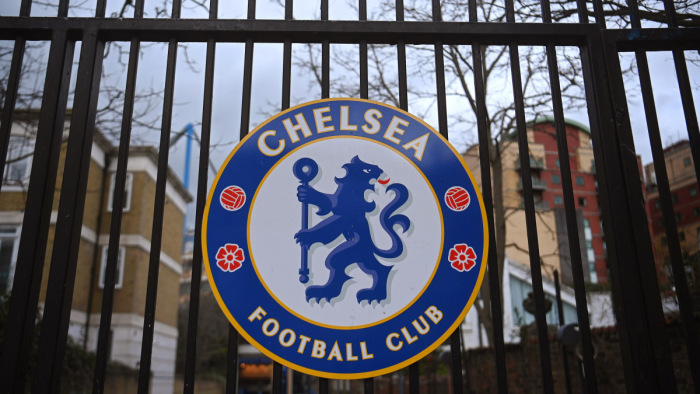 A Roman Abramoviccsal szembeni intézkedés miatt leállt a Chelsea eladása