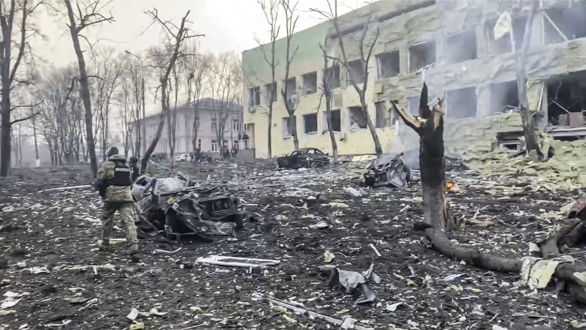A Mariupol városi tanácsa által közreadott képen a tüzérségi támadásban megrongálódott mariupoli gyermekkórház 2022. március 9-én. Vlagyimir Putyin orosz elnök február 24-én rendelte el katonai művelet végrehajtását Ukrajnában.