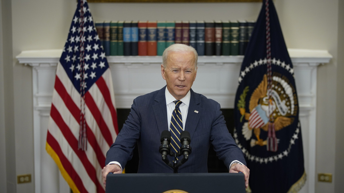 Joe Biden amerikai elnök újabb szankciókat jelent be Oroszország ellen Ukrajna megtámadása miatt a washingtoni Fehér Ház Roosevelt termében 2022. március 11-én. Vlagyimir Putyin orosz elnök február 24-én rendelte el katonai művelet végrehajtását Ukrajnában.