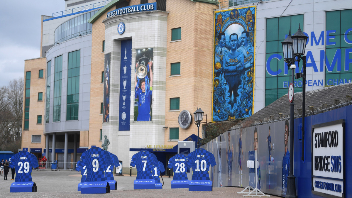 A londoni Stamford Bridge stadion bejárata 2022. február 28-án. A Chelsea tulajdonosa, az orosz Roman Abramovics  2022. február 26-án a klub jótékonysági alapítványának kezébe adta a labdarúgó Bajnokok Ligájában címvédő Chelsea irányítását. Vlagyimir Putyin orosz elnök február 24-én rendelte el katonai művelet végrehajtását Ukrajnában.